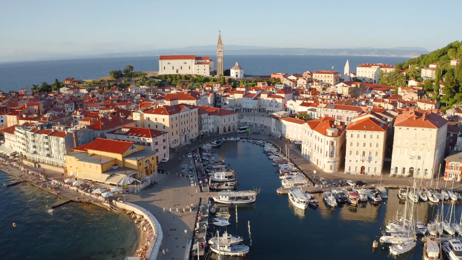 Piran s pogledom na staro mestno jedro in morje